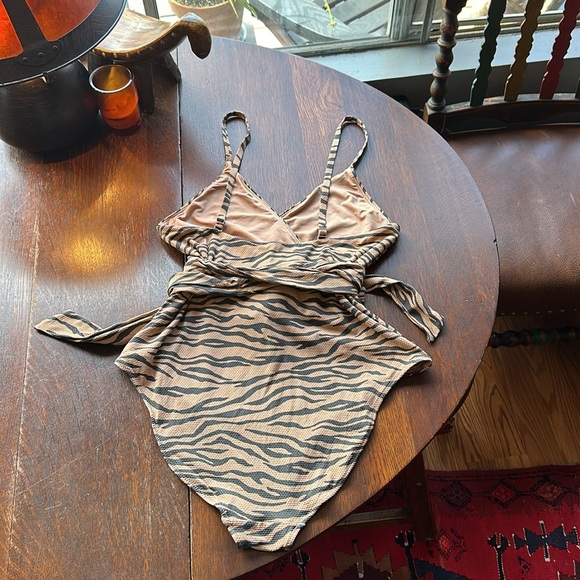 XL Long/ Aerie tiger print 1  piece swimsuit wrap around tie waist. Tan & black - Picture 11 of 14
